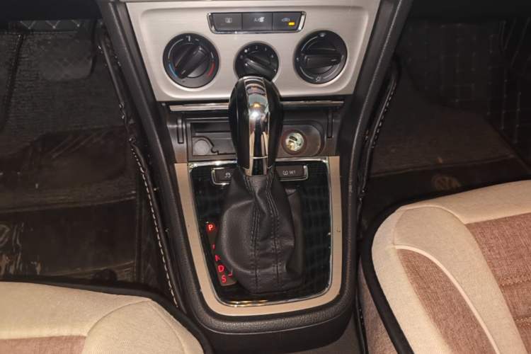 Used Volkswagen Lavida 2013 Restyled Classic 1.6L Automatic Comfort Edition Gear Lever