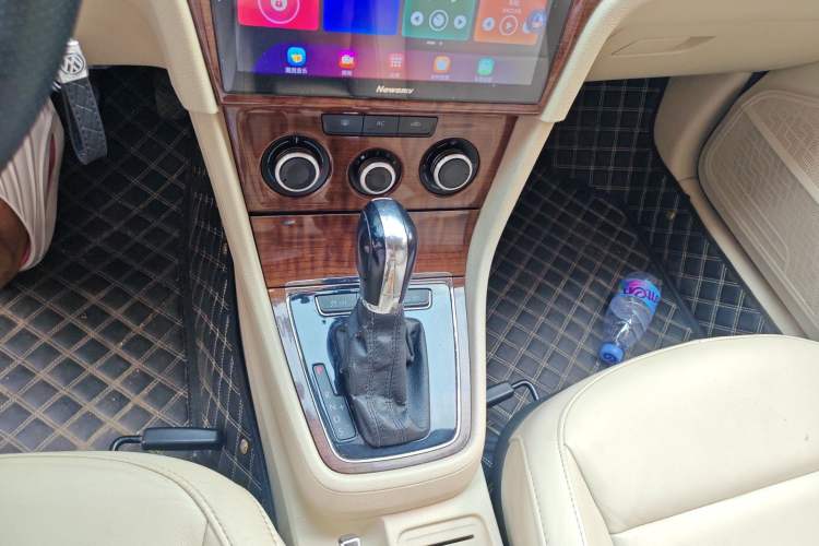 Used Volkswagen Lavida 2013 Classic 1.6L Automatic Fashion Edition Gear Lever