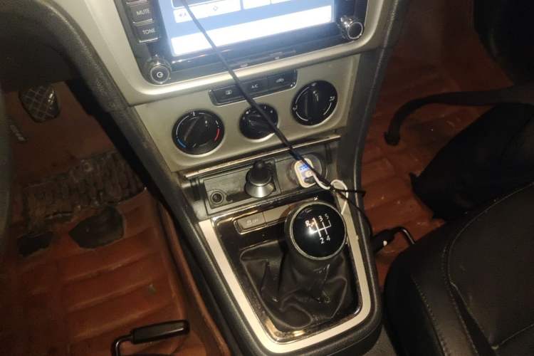 Used Volkswagen Lavida 2013 Restyled Classic 1.6L Manual Comfort Edition Gear Lever