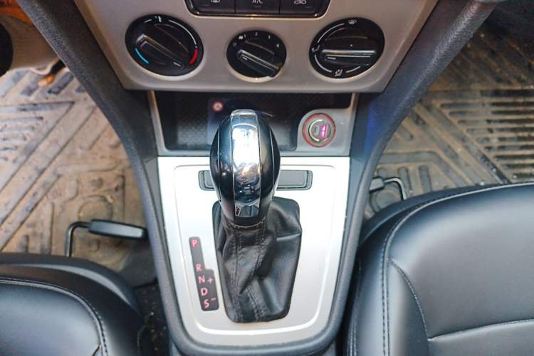 Used Volkswagen Lavida 2013 Revised Classic 1.6L Automatic Fashion Edition Gear Lever