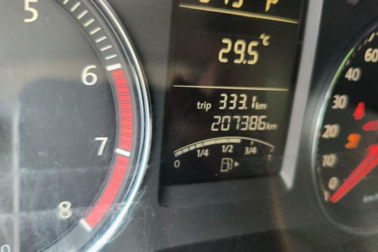 Used Volkswagen Lavida 2013 1.4 TSI DSG Luxury Navigation Edition Odometer Close Up