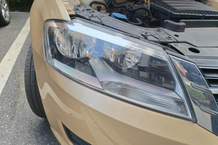 Used Volkswagen Lavida 2013 Revised Classic 1.6L Manual Fashion Edition Right Front Headlight