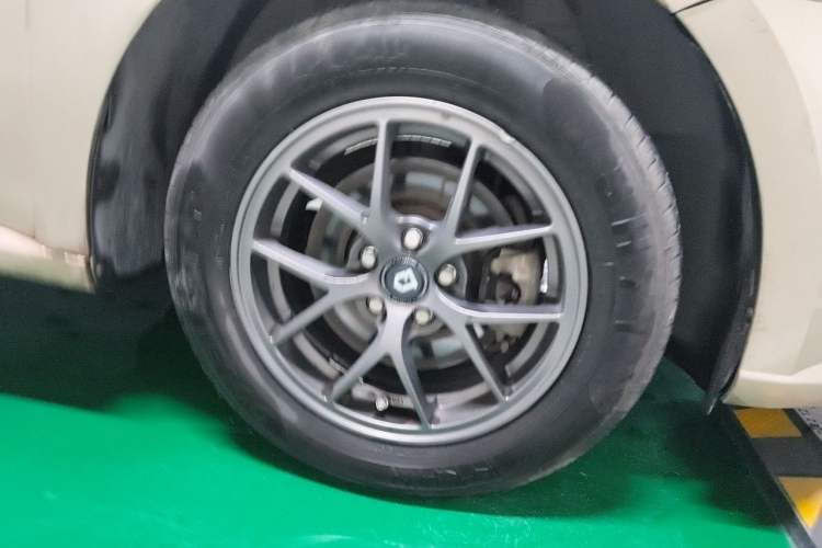 Used Volkswagen Lavida 2013 Revised Classic 1.6L Automatic Fashion Edition Right Front Wheel Hub