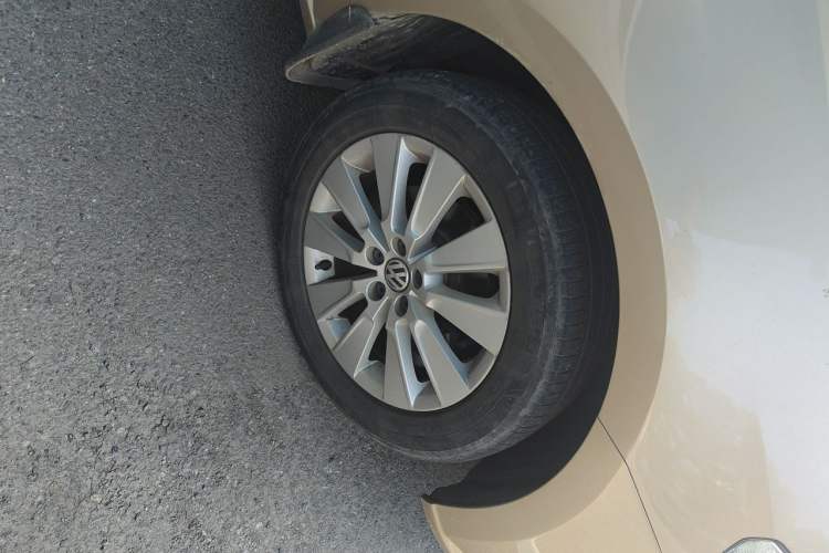 Used Volkswagen Lavida 2013 Restyled Classic 1.6L Automatic Comfort Edition Right Front Wheel Hub