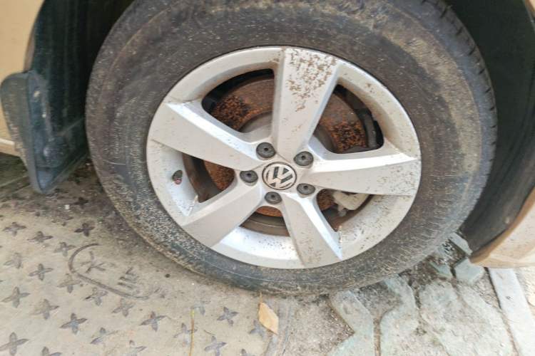 Used Volkswagen Lavida 2013 Revised Classic 1.6L Automatic Fashion Edition Right Front Wheel Hub