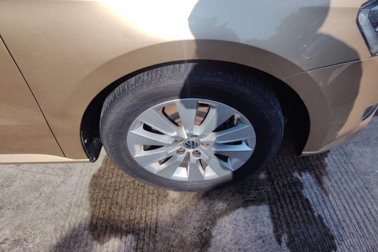 Used Volkswagen Lavida 2013 1.4TSI Manual Comfort Edition Right Front Wheel Hub
