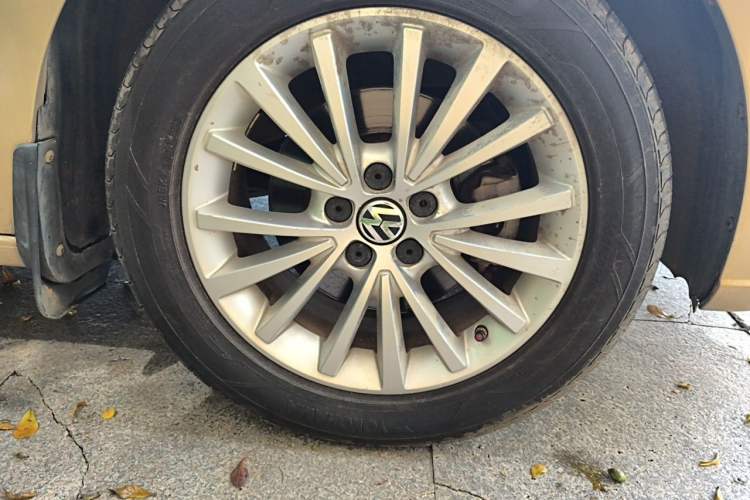 Used Volkswagen Lavida 2013 1.4 TSI DSG Luxury Navigation Edition Right Front Wheel Hub