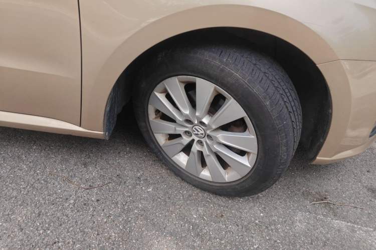 Used Volkswagen Lavida 2013 1.6L Automatic Comfort Edition Right Front Wheel Hub