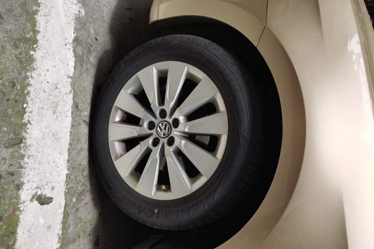 Used Volkswagen Lavida 2013 Restyled Classic 1.6L Manual Comfort Edition Right Front Wheel Hub