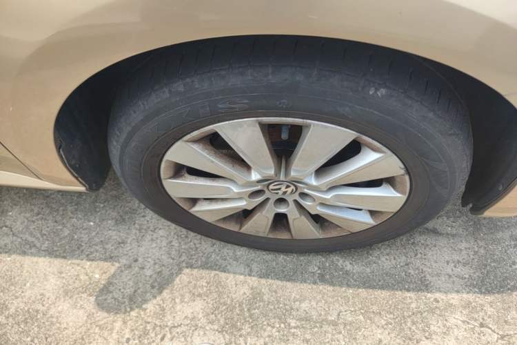 Used Volkswagen Lavida 2013 1.4TSI DSG Comfort Edition Right Front Wheel Hub