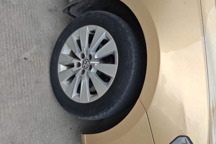 Used Volkswagen Lavida 2013 Classic 1.6L Automatic Fashion Edition Right Front Wheel Hub