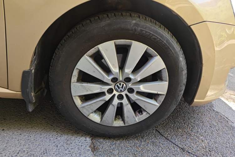 Used Volkswagen Lavida 2013 Revised Version 1.4 TSI Manual Comfort Edition Right Front Wheel Hub