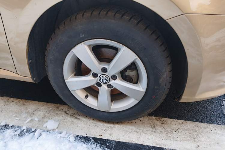 Used Volkswagen Lavida 2013 Revised Classic 1.6L Automatic Fashion Edition Right Front Wheel Hub