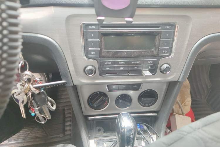 Used Volkswagen Lavida 2014 1.6L Automatic Sport Edition Audio And AC Panel