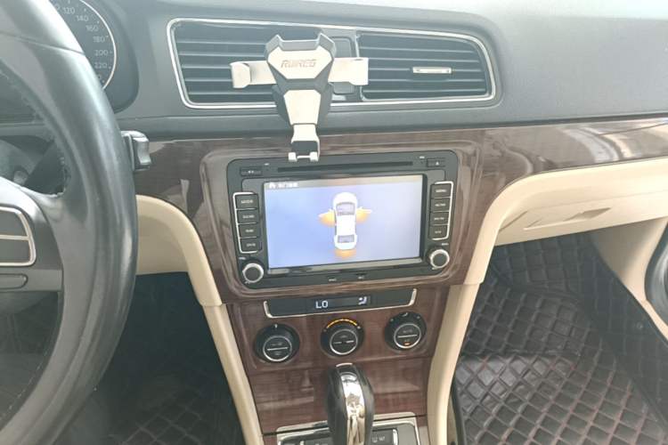 Used Volkswagen Lavida 2014 1.6L Automatic Sport Edition Audio And AC Panel