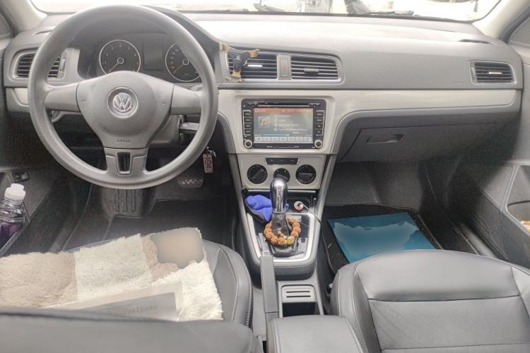 Used Volkswagen Lavida 2014 1.6L Automatic Sport Edition Center Console