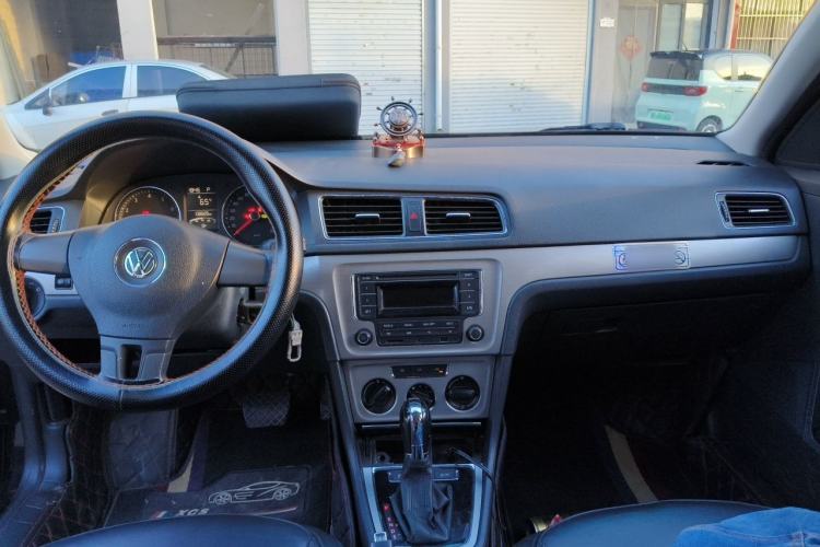 Used Volkswagen Lavida 2014 1.4TSI DSG 30th Anniversary Edition Center Console