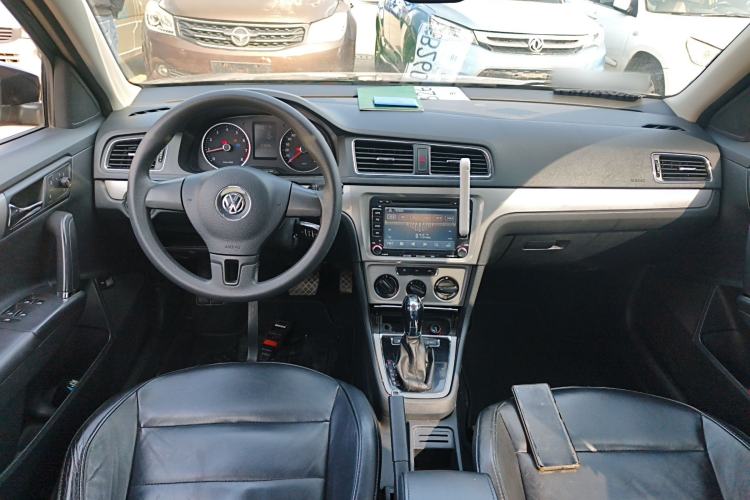 Used Volkswagen Lavida 2014 1.6L Automatic Sport Edition Center Console