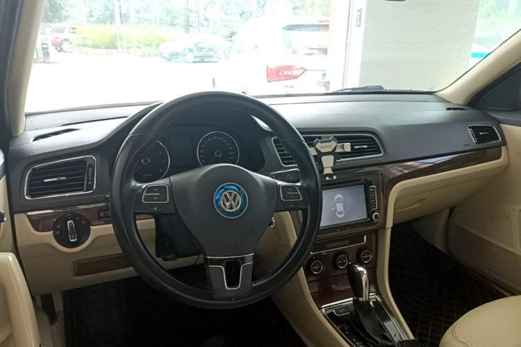 Used Volkswagen Lavida 2014 1.6L Automatic Sport Edition Center Console