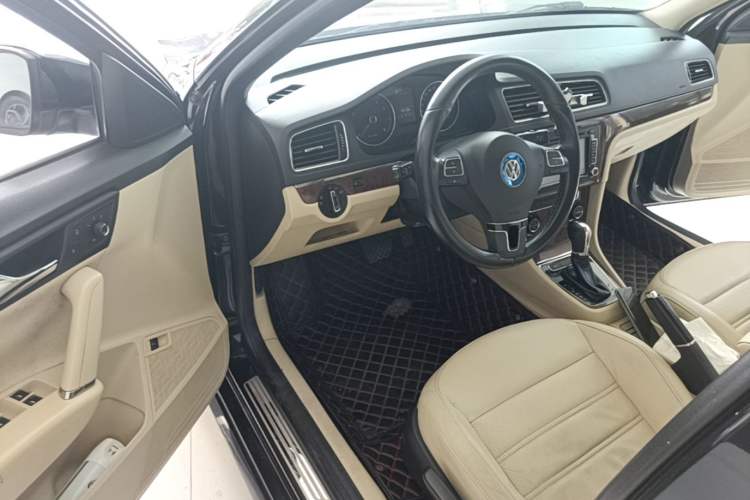 Used Volkswagen Lavida 2014 1.6L Automatic Sport Edition Driver Seat