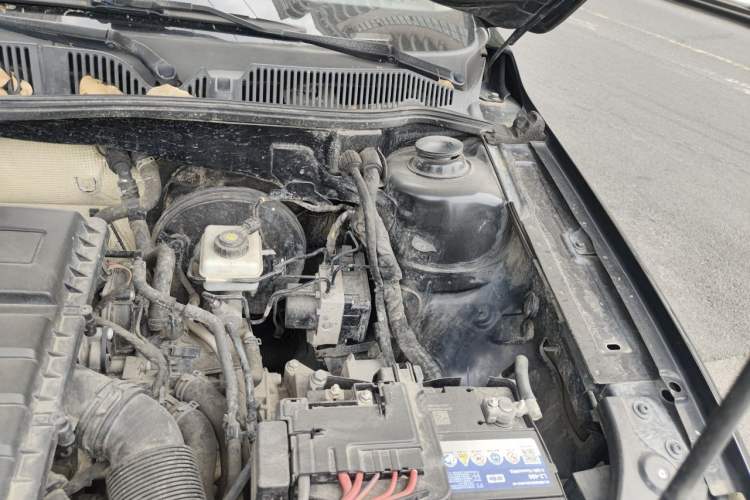 Used Volkswagen Lavida 2014 1.6L Automatic Sport Edition Engine Bay Left
