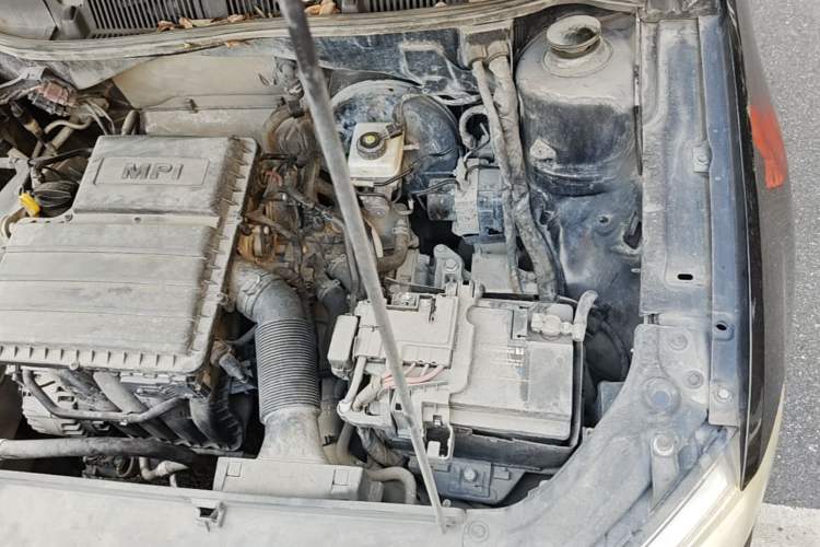 Used Volkswagen Lavida 2014 1.6L Automatic Sport Edition Engine Bay Left