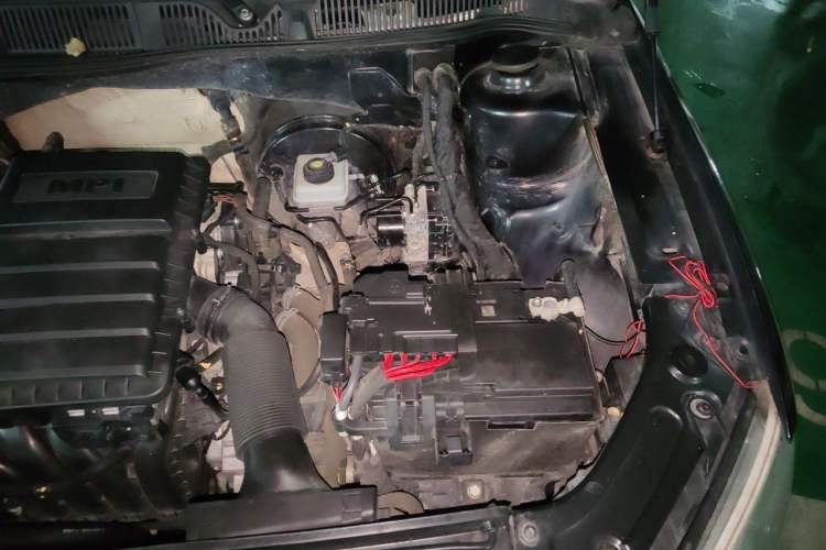 Used Volkswagen Lavida 2014 1.6L Automatic Sport Edition Engine Bay Left