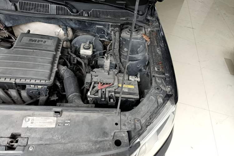Used Volkswagen Lavida 2014 1.6L Automatic Sport Edition Engine Bay Left