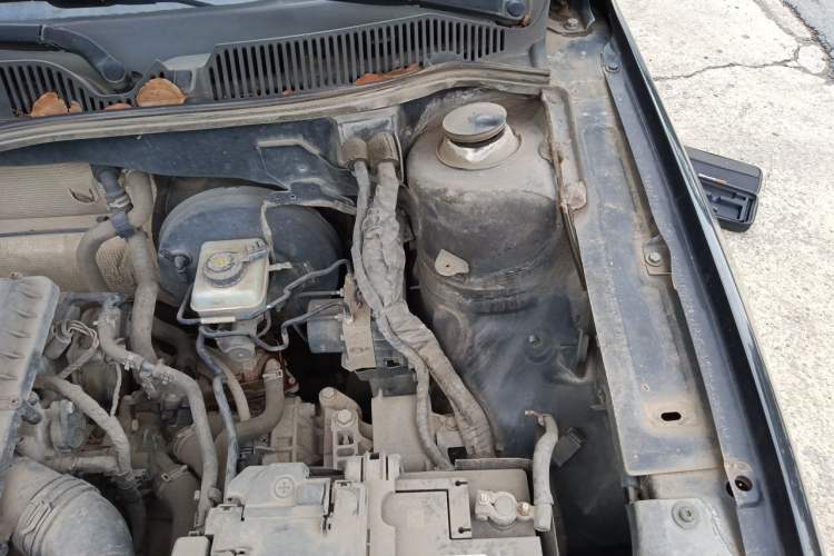 Used Volkswagen Lavida 2014 1.6L Automatic Sport Edition Engine Bay Left