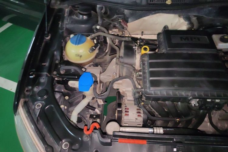 Used Volkswagen Lavida 2014 1.6L Automatic Sport Edition Engine Bay Right