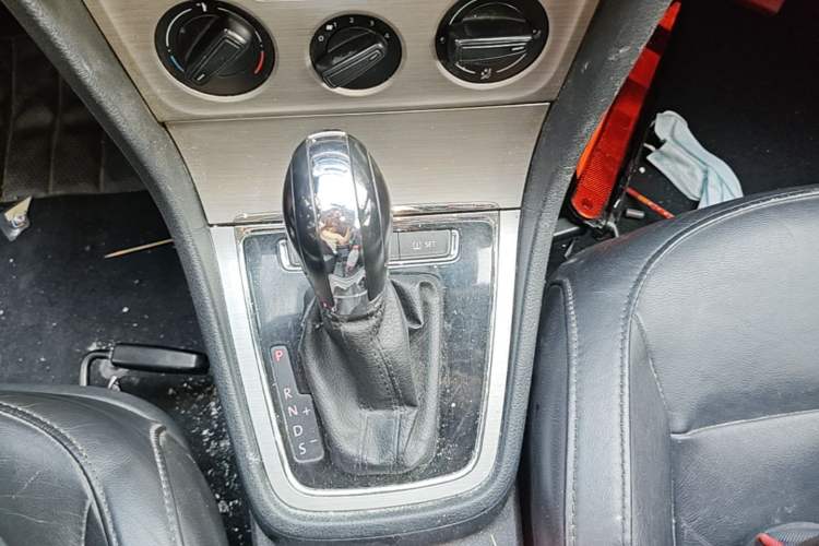 Used Volkswagen Lavida 2014 1.6L Automatic Sport Edition Gear Lever
