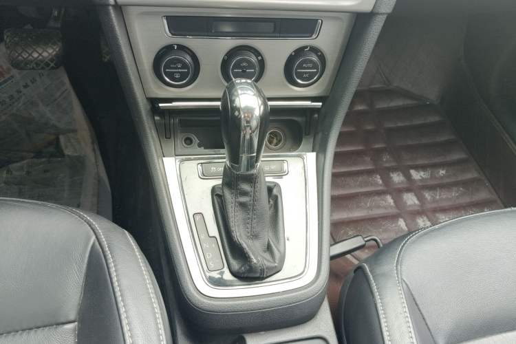 Used Volkswagen Lavida 2014 1.4TSI DSG 30th Anniversary Edition Gear Lever