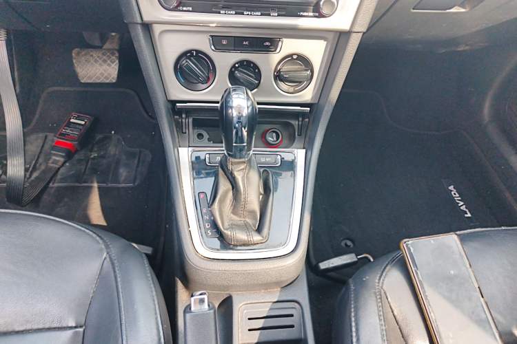 Used Volkswagen Lavida 2014 1.6L Automatic Sport Edition Gear Lever