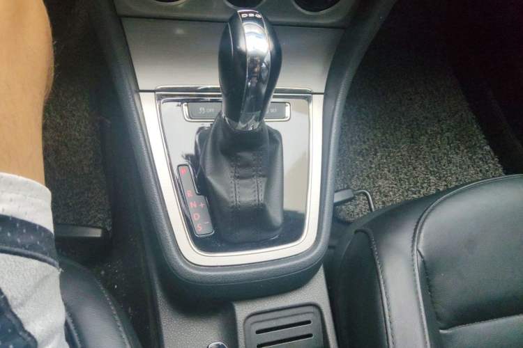 Used Volkswagen Lavida 2014 1.4TSI DSG 30th Anniversary Edition Gear Lever
