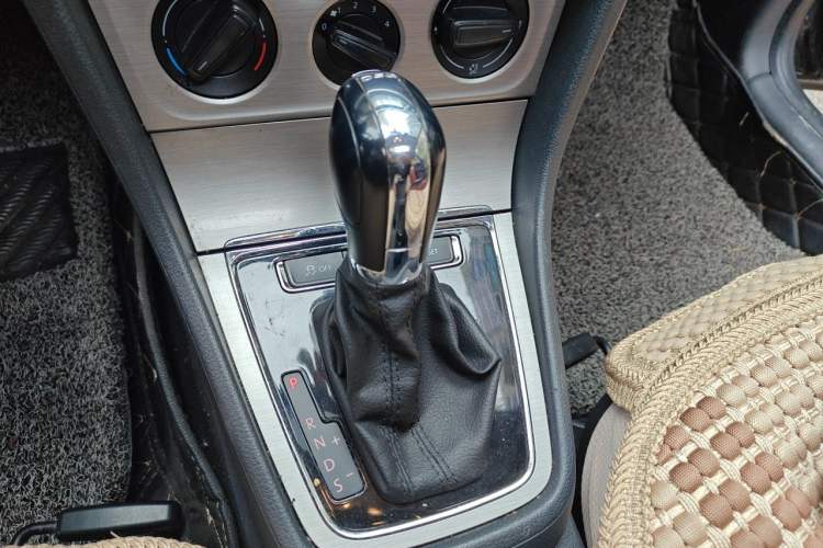 Used Volkswagen Lavida 2014 1.4TSI DSG 30th Anniversary Edition Gear Lever