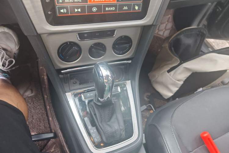 Used Volkswagen Lavida 2014 1.6L Automatic Sport Edition Gear Lever