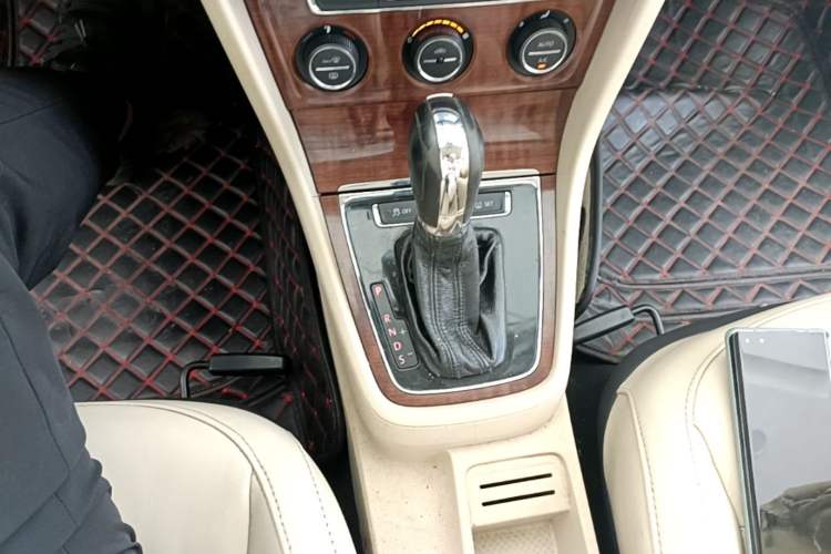 Used Volkswagen Lavida 2014 1.6L Automatic Sport Edition Gear Lever
