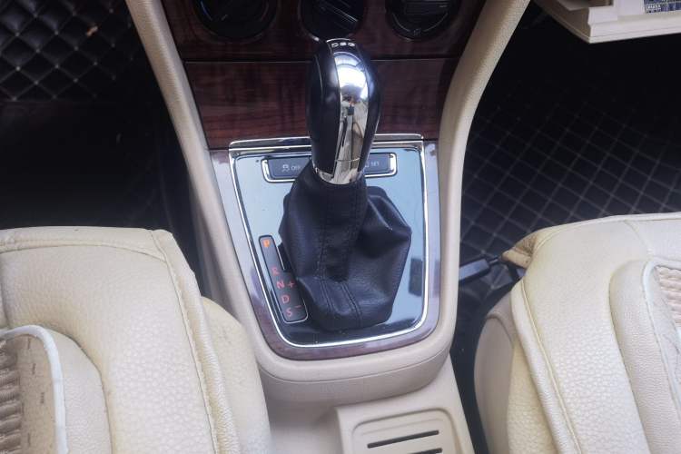 Used Volkswagen Lavida 2014 1.4TSI DSG Sport Edition Gear Lever