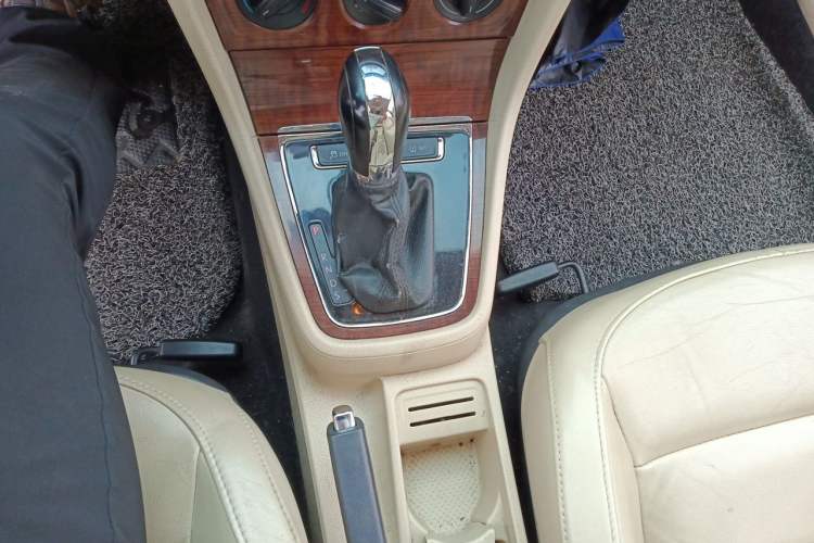 Used Volkswagen Lavida 2014 1.6L Automatic Sport Edition Gear Lever