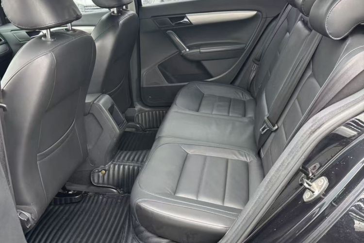 Used Volkswagen Lavida 2014 1.6L Automatic Sport Edition Interior 5