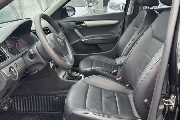 Used Volkswagen Lavida 2014 1.6L Automatic Sport Edition Interior 6