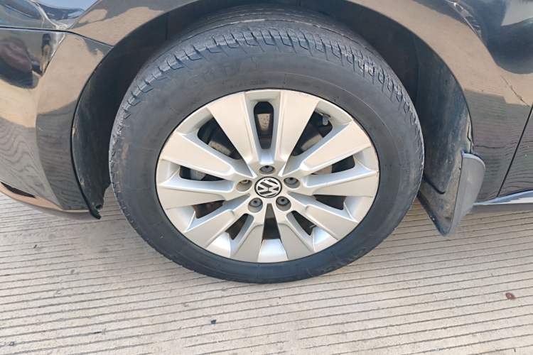 Used Volkswagen Lavida 2014 1.6L Automatic Sport Edition Left Front Wheel Hub