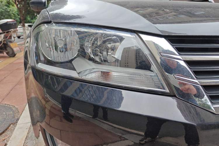 Used Volkswagen Lavida 2014 1.4TSI DSG 30th Anniversary Edition Right Front Headlight