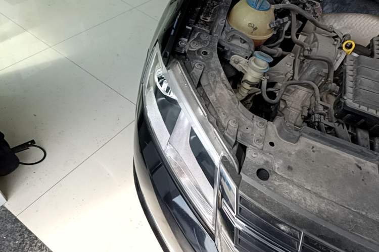 Used Volkswagen Lavida 2014 1.6L Automatic Sport Edition Right Front Headlight