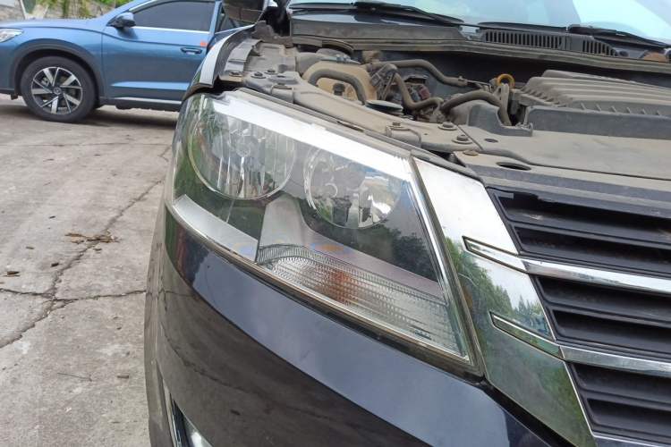Used Volkswagen Lavida 2014 1.6L Automatic Sport Edition Right Front Headlight
