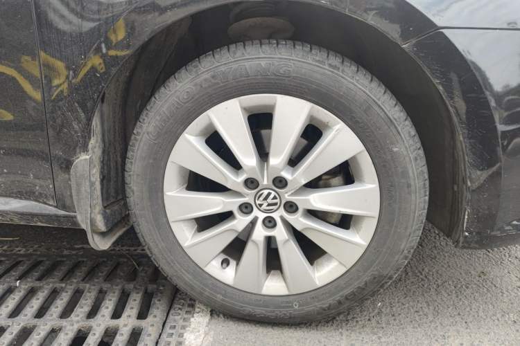Used Volkswagen Lavida 2014 1.6L Automatic Sport Edition Right Front Wheel Hub