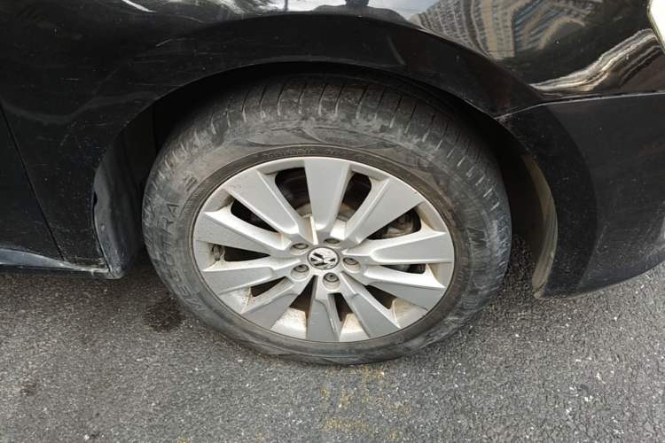 Used Volkswagen Lavida 2014 1.6L Automatic Sport Edition Right Front Wheel Hub
