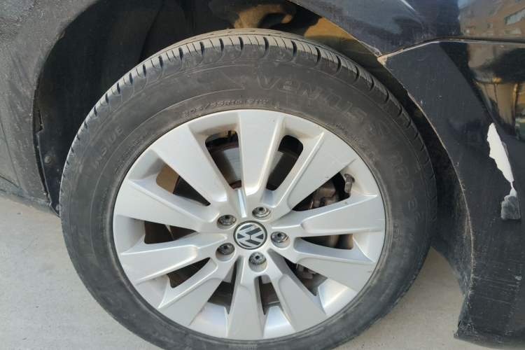 Used Volkswagen Lavida 2014 1.4TSI DSG 30th Anniversary Edition Right Front Wheel Hub