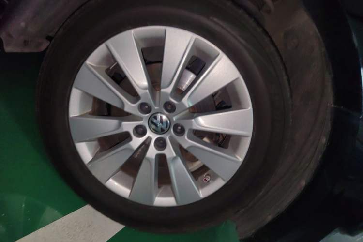 Used Volkswagen Lavida 2014 1.6L Automatic Sport Edition Right Front Wheel Hub