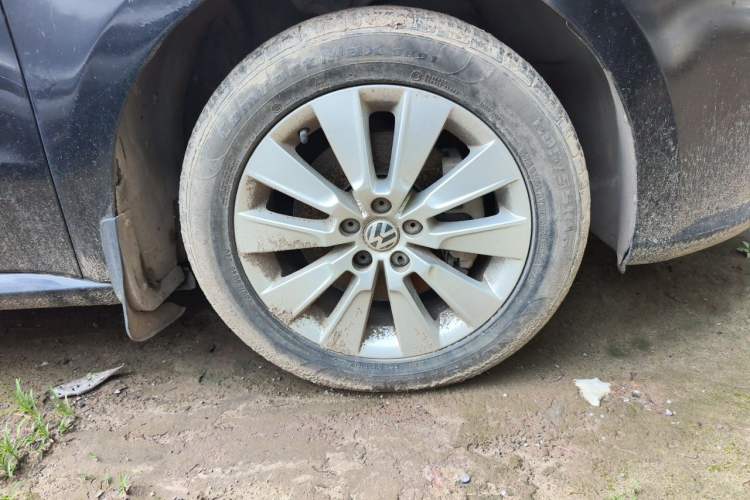 Used Volkswagen Lavida 2014 1.4TSI DSG 30th Anniversary Edition Right Front Wheel Hub